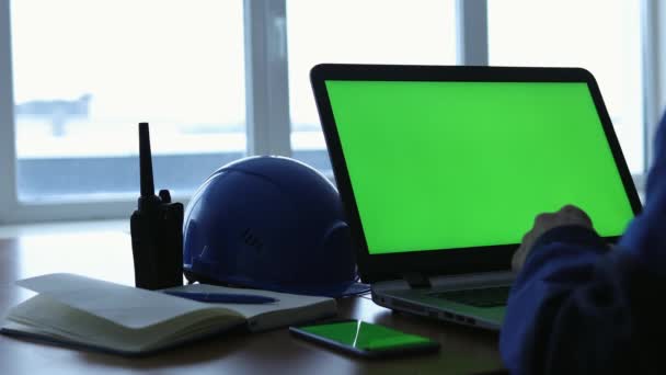 Man Engineer met behulp van Laptop Computer met Green Screen in het kantoor. — Stockvideo