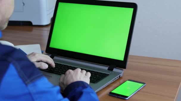 オフィス内に緑の画面のラップトップコンピュータを使用する男性エンジニア. — ストック動画