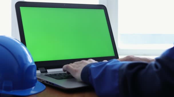 Man Engineer met behulp van Laptop Computer met Green Screen in het kantoor. — Stockvideo