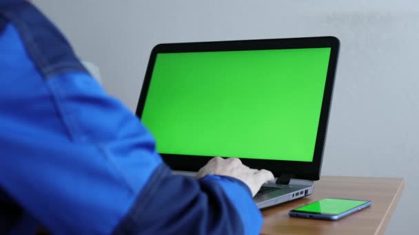 Инженер-мужчина с портативным компьютером с зеленым экраном в офисе. — стоковое видео