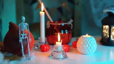 Mumlar, Cadılar Bayramı balkabakları, hayaletler, ışıklar. Cadılar Bayramı atmosferi. Dekorasyon. Cadılar Bayramı balkabağı feneri.