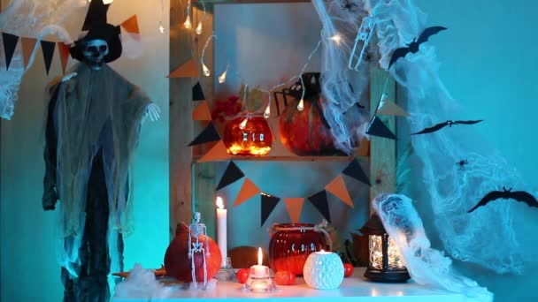 Svíčky, halloweenské dýně, duchové, světla. Halloween atmosféra. Dekorace. Halloween dýňová lucerna. — Stock video