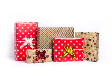 Renkli kurdelelerle sarılmış bir yığın Noel hediyesi..