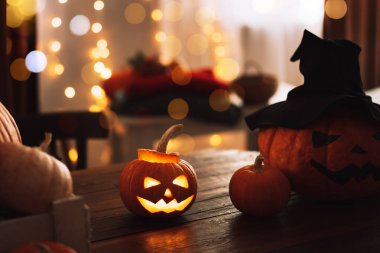 Büyülü şapkalı, şeytani suratlı, parlayan balkabağı.