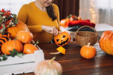 Cadılar bayramına hazırlanan kız balkabağının içini çekerek