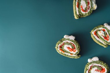 Dilimlenmiş rulo ıspanaklı ve kırmızı balıklı..