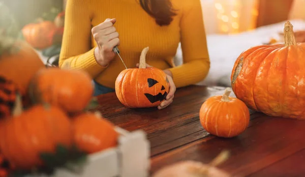 Chica Preparándose Para Halloween Cortar Parte Superior Calabaza Con Cuchillo —  Fotos de Stock