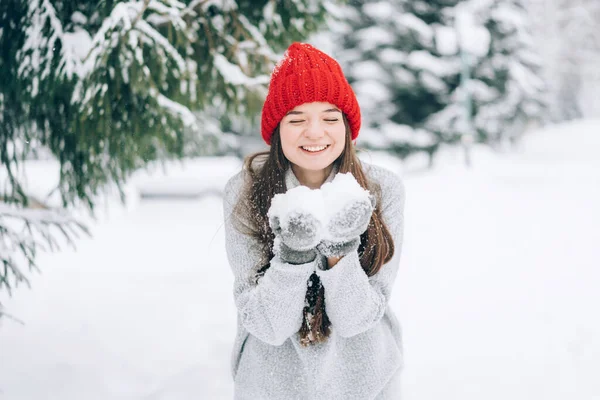 Kırmızı Şapkalı Kız Elinde Karla — Stok fotoğraf