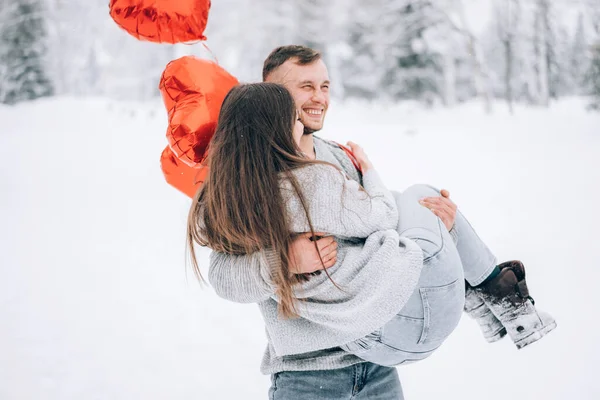 Ragazzo Porta Tra Braccia Ragazza Tenendo Palloncini Forma Cuore Tra — Foto Stock