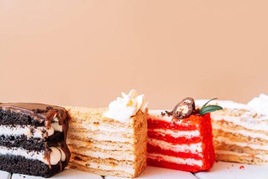 Bej arka planda dört farklı kek..