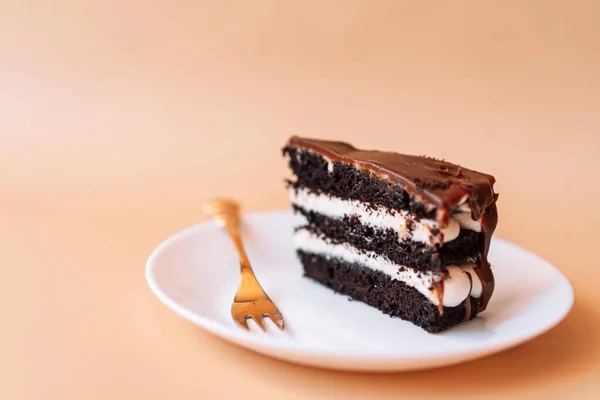 Кусок Шоколадного Торта Тарелке Золотой Вилкой — стоковое фото
