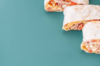 Shawarma arka planda üç parçaya bölünmüş..