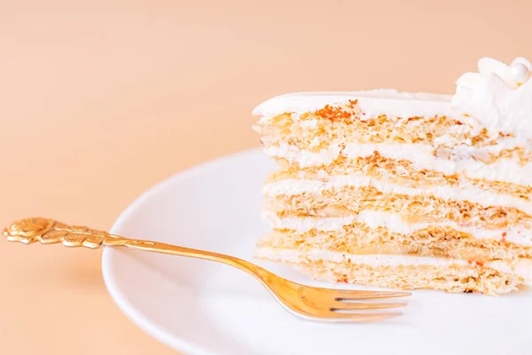 Кусок Пирога Тарелке Золотой Вилкой — стоковое фото