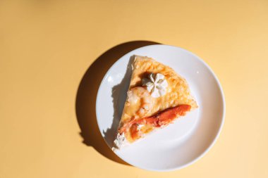 Beyaz tabakta deniz mahsullü pizza.