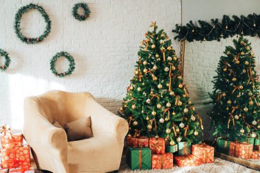 Hediyelerle süslenmiş Noel ağacı aynanın karşısında duruyor.