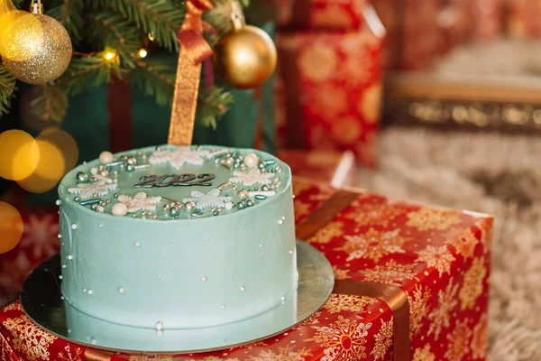 Torta Navidad Turquesa Con 2022 Letras Cajas Regalo Delante Del — Foto de Stock