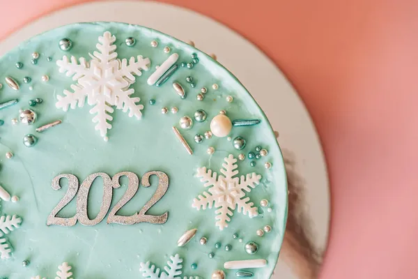 Turkuaz Noel Pastası Pembe Arka Planda 2022 Harfli — Stok fotoğraf