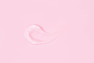 Pembe arkaplanda şeffaf serum var.