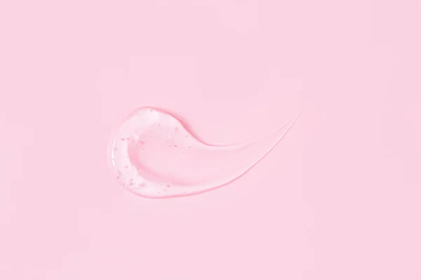 Pembe arkaplanda şeffaf serum var.