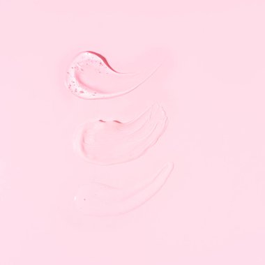 Pembe arka planda üç şeffaf serum lekesi