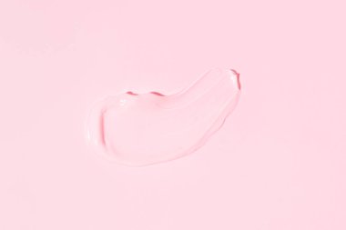 Pembe arkaplanda şeffaf serum var..