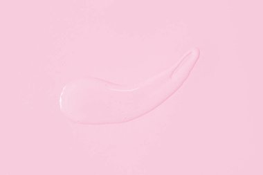 Pembe arkaplanda şeffaf serum var..