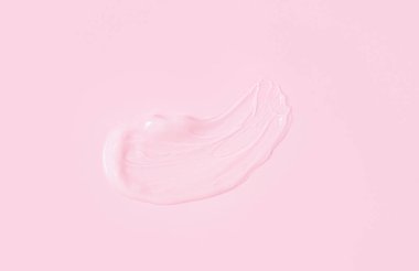 Pembe arkaplanda şeffaf serum var..