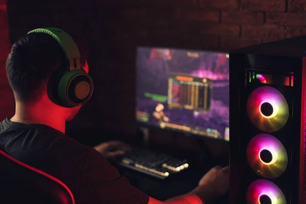 Guy Playing Video Games Computer Red Neon Light — Fotografia de Stock