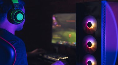 Adam neon ışıkta video oyunları oynuyor..