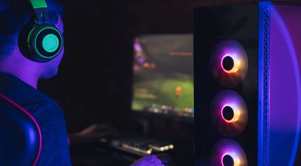 Guy Plays Video Games Streams Neon Light — Fotografia de Stock