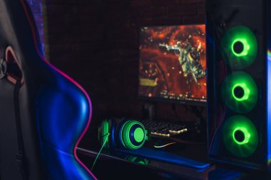 Neon ışığı altındaki boş oyun alanından arkaplan