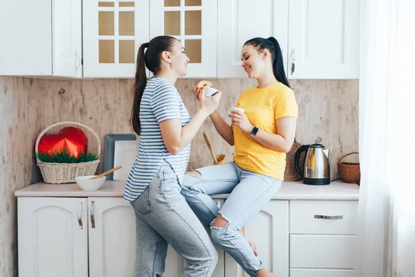 Gleichgeschlechtliches Paar frühstückt in der Küche — Stockfoto