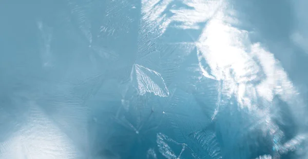 Textura de vidro coberto de gelo contra fundo azul — Fotografia de Stock