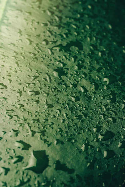 Νερό πέφτει κοντά-up σε πράσινο φόντο — Φωτογραφία Αρχείου