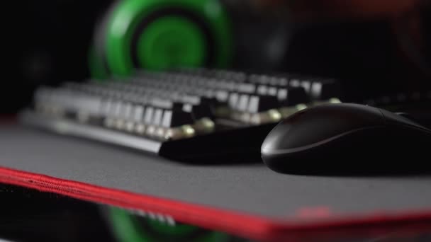 Souris d'ordinateur et clavier avec rétro-éclairage blanc sur le fond du casque — Video
