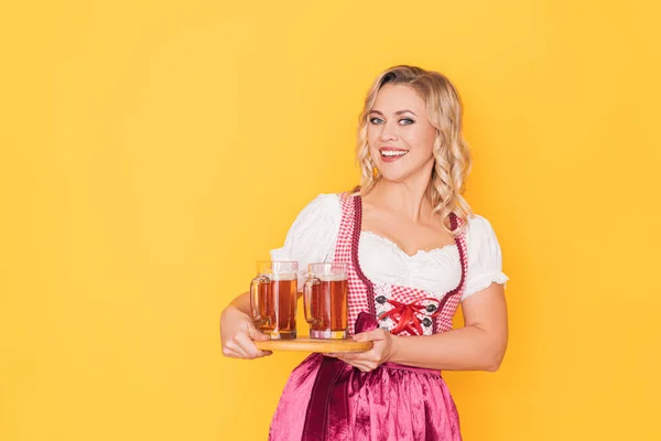 Mujer en festivo vestido alemán sosteniendo bandeja de cerveza —  Fotos de Stock