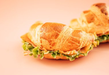 Kırmızı balıklı kruvasan ve bej kaplamalı salata.