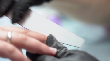 Manikürcü çivileri dosyayla işliyor