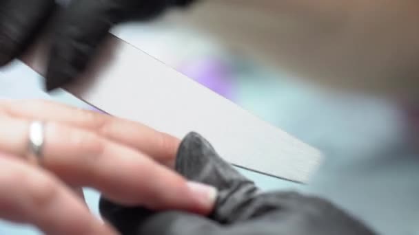 Manichiurist procesează unghiile cu fișier — Videoclip de stoc