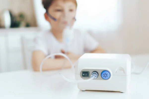 Nebulizador na frente do menino com máscara no rosto — Fotografia de Stock