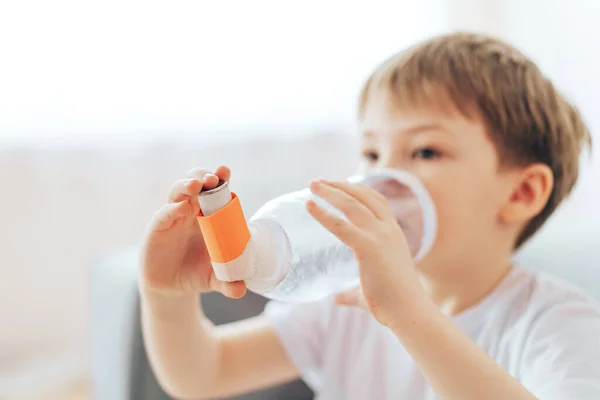Menino inala medicina da asma através de espaçador caseiro — Fotografia de Stock