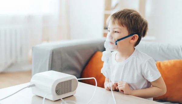 Menino vestindo máscara de nebulizador respira alergia medicina — Fotografia de Stock