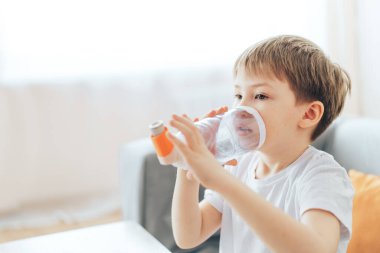 Küçük çocuk astım ilacını ev yapımı uzay aracıyla soluyor.