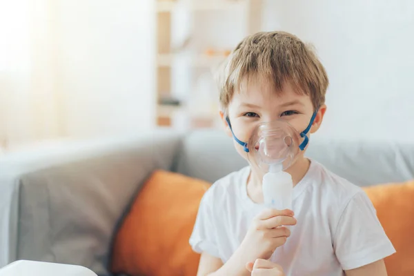 Sorrindo menino vestindo máscara de nebulizador close-up — Fotografia de Stock