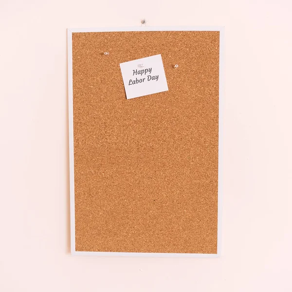 Karatahtaya yapıştırılmış İşçi Bayramı çıkartmanız kutlu olsun.