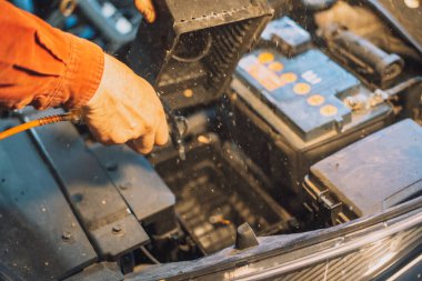 Tamirci hava filtresinin kirli bölümünü kompresörle patlatıyor.