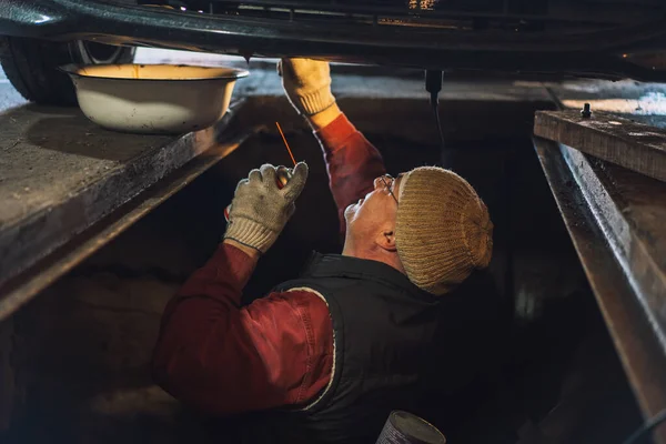 Mechanic cleans the engine pan with special solution — Foto Stock