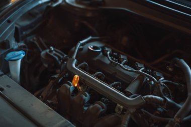 Arabanın içten yanmalı motoru, yakın plan.