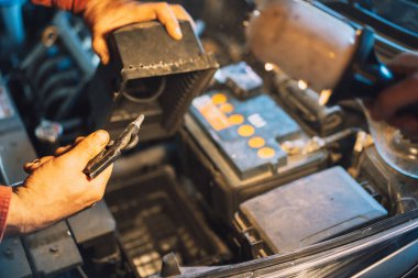 Tamirci hava filtresinin kirli bölümünü kompresörle patlatıyor.