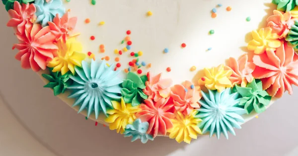 Velikonoční dort zdobený pestrobarevným krémem — Stock fotografie